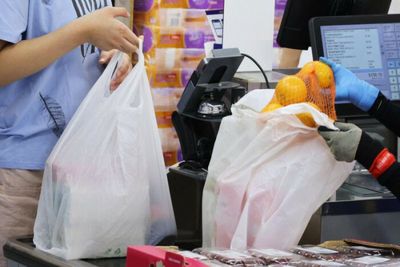 HK environmental group: Plastic shopping bag charge should be increased