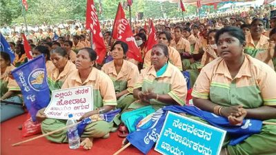 Pourakarmikas call off protest after Karnataka CM Basavaraj Bommai assures of permanent employment status