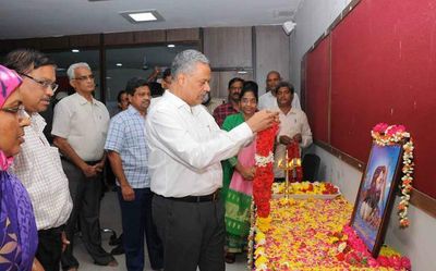 APSRTC, police officials pay tributes to Alluri
