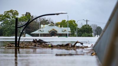 Heavy rain eases over Sydney as natural disaster declared for flooded NSW