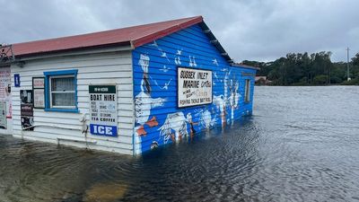 More than 100 without power, homes inundated at Sussex Inlet in NSW South Coast amid easing conditions