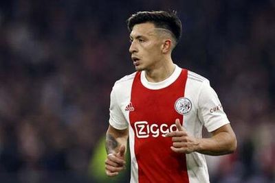 Lisandro Martinez sends Ajax transfer message as Arsenal plot fresh talks amid Manchester United battle