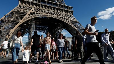 Rusting Eiffel Tower in worrying state of repair, reports warn