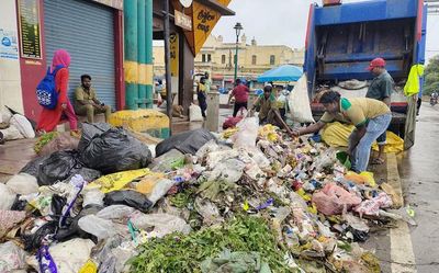 Pourakarmikas resume duty, rains impede work