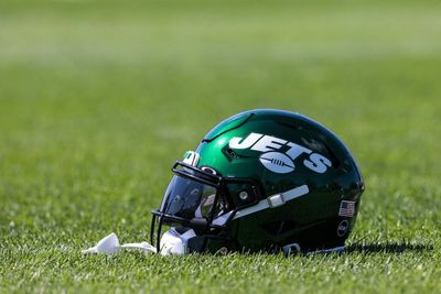 Some Jets players make spinning a football look difficult (video)