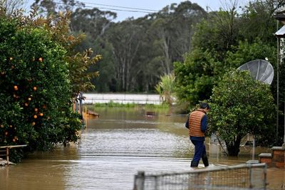 Thousands more flee as Sydney floods track north