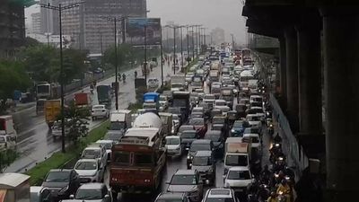 Heavy rain lashes Mumbai, disrupts traffic movement