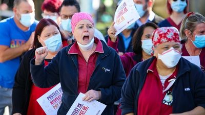 Hundreds of Perth health staff, police and firefighters rally in stop-work meeting for pay rises