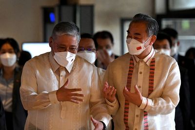 China foreign minister seeks 'new golden era' of ties with Philippines