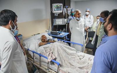 Bihar CM Nitish Kumar visits ailing Lalu Prasad at Patna hospital
