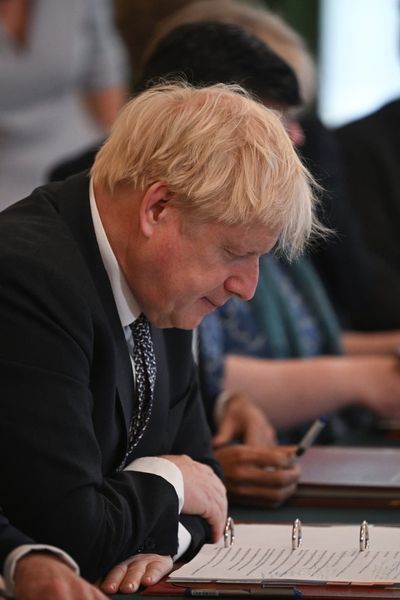 Cabinet ministers demand Boris Johnson quits No 10