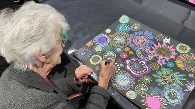 Dementia program uses art and music to keep participants interested