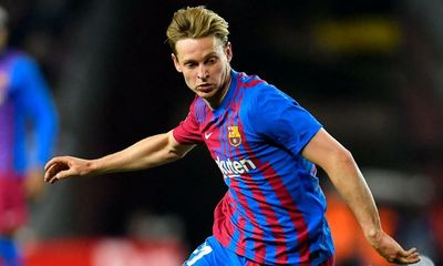Manchester United’s De Jong chase slowed by £17m owed in deferred wages