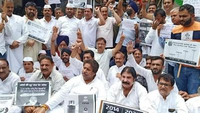 J&K Congress protests against LPG price hike, says Modi govt looting people in installments