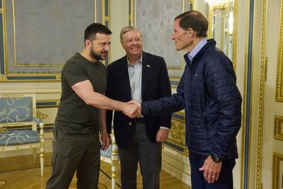 U.S. senators visit Kyiv to promote Russia 'state sponsor of terrorism' bill
