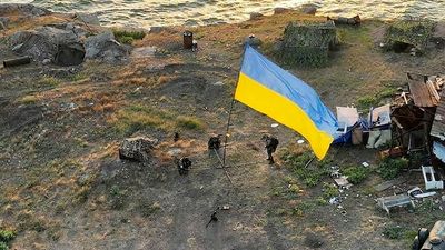 Moscow responds to Ukraine's defiant Snake Island flag-raising ceremony with air strikes