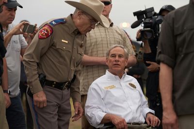 Texas governor authorizes state police to return migrants to border