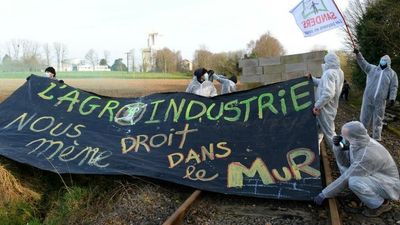 French graduates call for boycott of 'destructive' agribusiness jobs