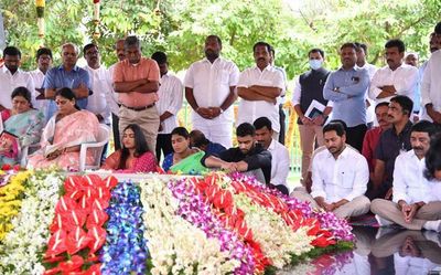 On YSR’s birth anniversary, his family prays at Idupulapaya