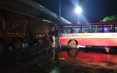 15 injured as KSRTC bus rams lorry near Chittoor in Andhra Pradesh