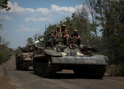 Ukrainian troops dig in at new front line in bid to stop Russian advance