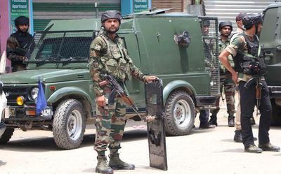 Militant, soldier killed near LoC in Kupwara