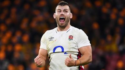 England beats Australia 25-17