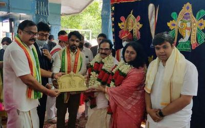 HC Chief Justice prays at Dwaraka Tirumala temple