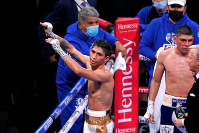 Mexico's Vargas beats Filipino Magsayo for featherweight title
