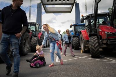 Anger simmers for Dutch farmers who oppose pollution cuts
