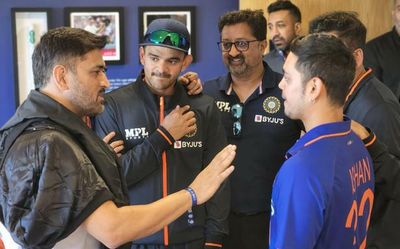 Eng vs Ind | Dhoni interacts with India players at Edgbaston after 2nd T20