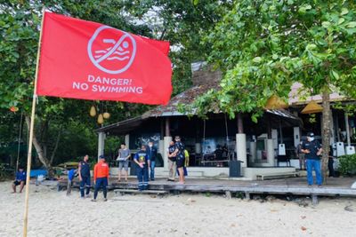 1 tourist drowns, another missing off Ko Chang