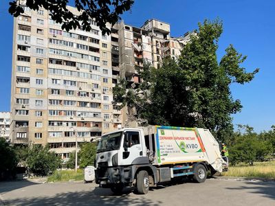 Garbage collectors in Kharkiv dodge mortars to pick up the trash