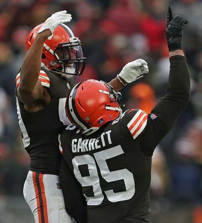 Myles Garrett, in socks, plays JOK in 1 on 1, says he won