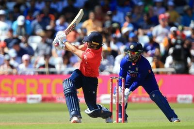 Malan takes England to 215-7 in 3rd T20 v India