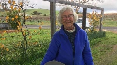 Pleas for South Australian euthanasia laws to be brought forward as campaigner dies of oesophageal cancer