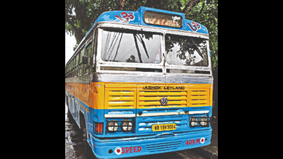 Kolkata: Private bus hits two Bangladeshi tourists
