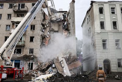 Rescuers pull survivors from ruined Ukrainian apartment building