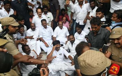 AIADMK factional feud | In a tit for tat, O. Panneerselvam ‘expels’ Edappadi Palaniswami