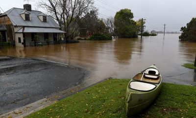Home buybacks in flood-prone NSW ‘cheaper’ than plan to raise Warragamba Dam wall, experts say