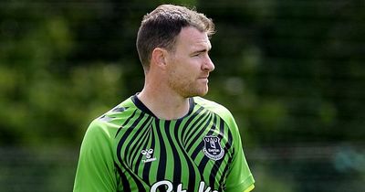 Everton goalkeeper signs new contract ahead of USA tour