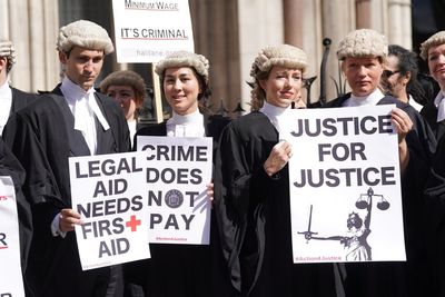 Criminal courts face further disruption as barristers strike for third week