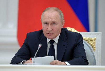 Putin decree gives all Ukrainians path to Russian citizenship