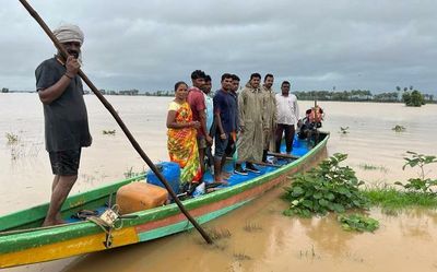 Godavari delta in the grip of flood in Andhra Pradesh