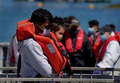 More migrants arrive in Kent as crossings resume