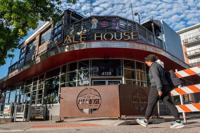 Police: 1 dead, 5 hurt in shooting outside Kansas City bar
