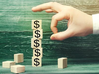 2 Stocks Trading Below $5. Should Investors Buy or Sell?