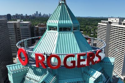 Canada: Rogers faces anger, questions after hours-long outage