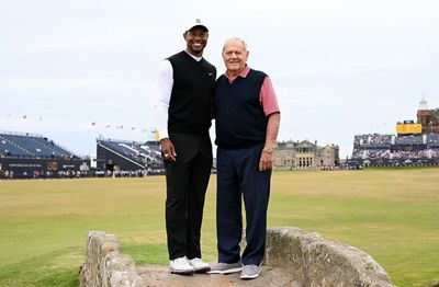 Tiger Woods was standing on Jack Nicklaus’ foot by accident in iconic photo and golf fans had jokes