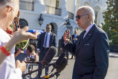 Biden heckled by Parkland parent at WH